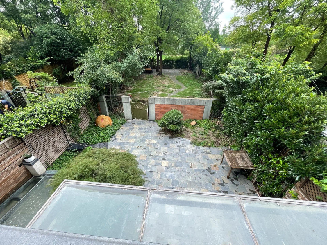 上海美兰湖岭域在售二手房源小区图_小牛看房